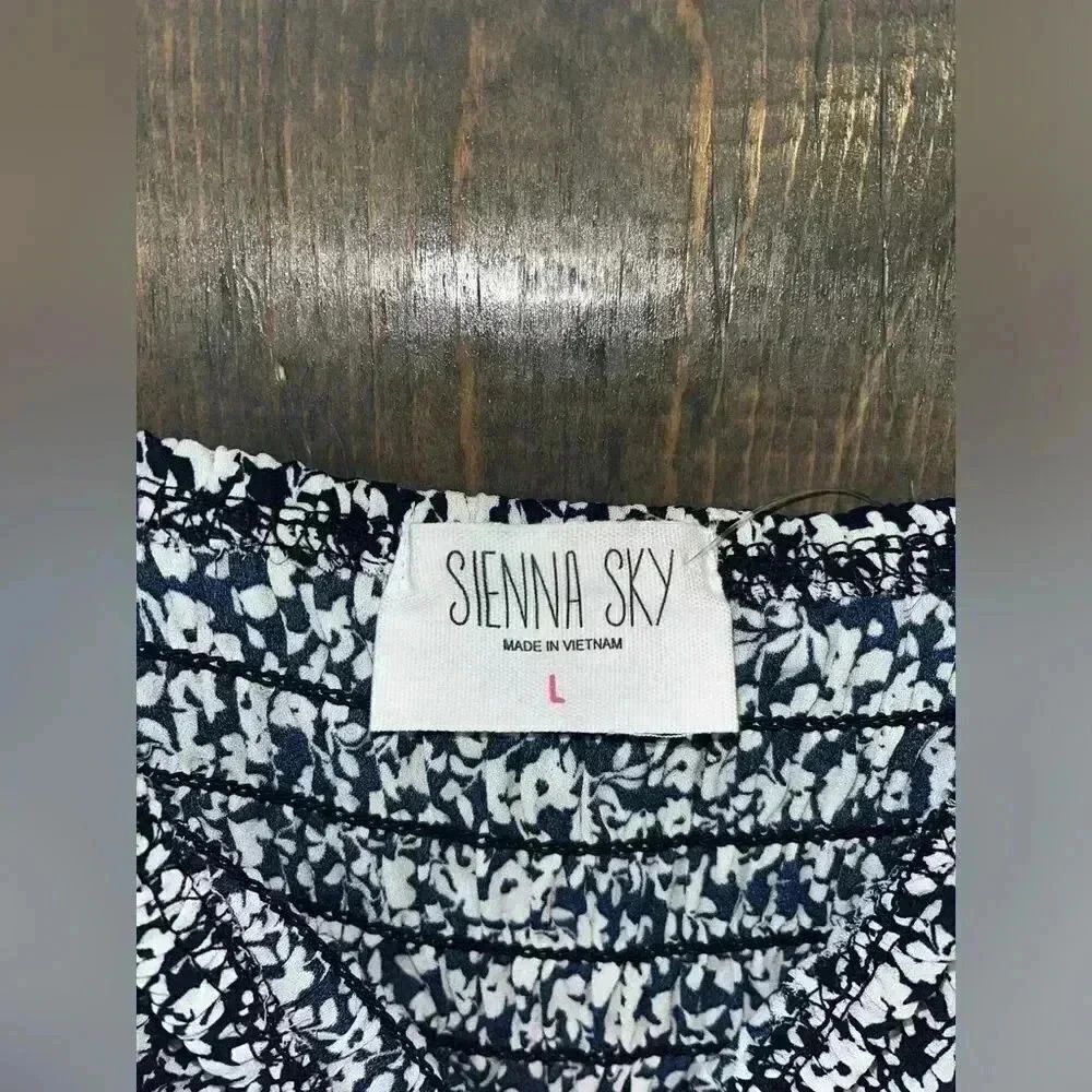 Sienna Sky Black & White Floral Print Smocked Crop Top Tank Size L A32 - Picture 2 of 4